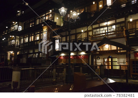 夜幕下的溫泉小鎮銀山溫泉 夜幕下的溫泉小鎮銀山溫泉 78382481