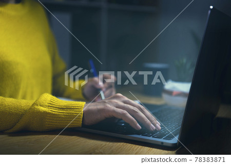 Asian businesswoman using a laptop at his desk at night. working overtime concept. 78383871