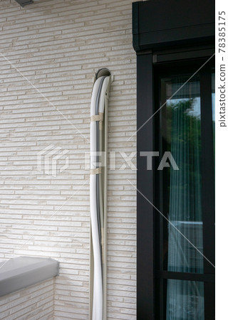 Air conditioner installation work (piping coming out of the wall) Air conditioner installation work (piping coming out of the wall) 78385175