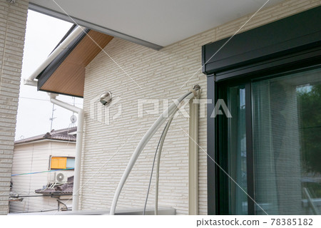 Air conditioner installation work (piping coming out of the wall) 78385182