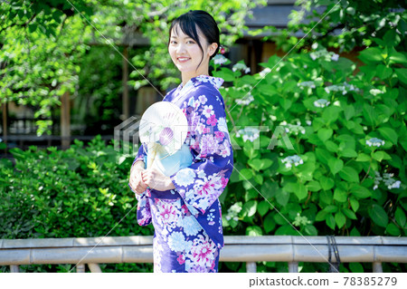 穿著浴衣在京都觀光的女性 穿著浴衣在京都觀光的女性 78385279
