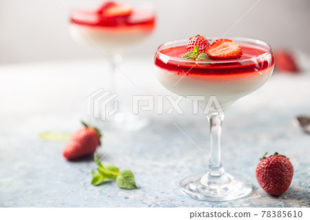 panna cotta dessert 78385610
