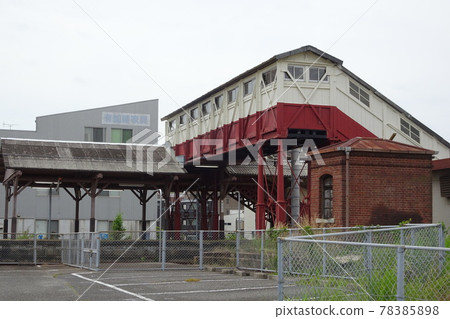 From outside Handa Station on the JR Tokai Taketoyo Line, an arch bridge and an oil hut 78385898