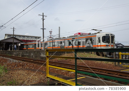 Train departing from Handa Station on the JR Tokai Taketoyo Line 78385900
