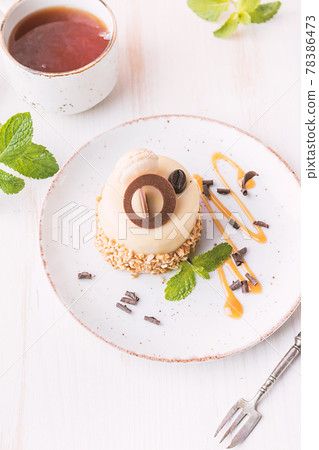 Caramel coffee cake 78386473