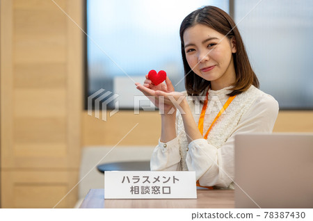 騷擾諮詢台的女性工作人員 騷擾諮詢台的女性工作人員 78387430