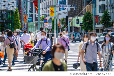The first day of re-extension of the Tokyo cityscape of Japan (third declaration). Many people in Ginza ... Dangerous riding of bicycles ... = June 1st 78387558