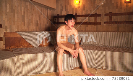 桑拿房裡的男人 78389081
