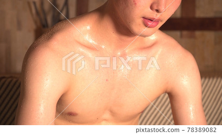 桑拿房裡的男人 78389082