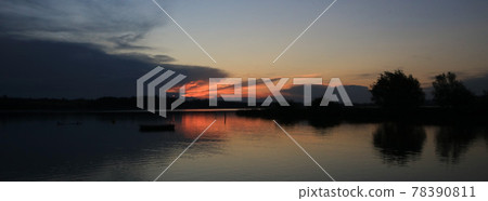 Beautiful calm summer evening at the shore of Lake Pfaeffikon. 78390811