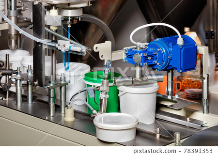 Equipment for the food industry, a mechanism for seaming and packaging after filling products into plastic buckets. Equipment for the food industry, a mechanism for seaming and packaging after filling products into plastic buckets. 78391353