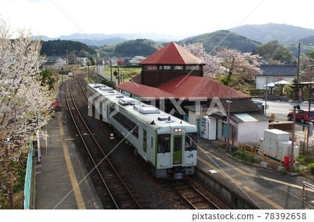 Hachiko Line Kiha 110 arriving at Myokaku Station 78392658