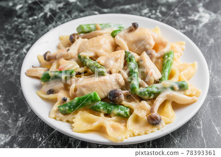 Chicken and asparagus cream pasta Chicken and asparagus cream pasta 78393361