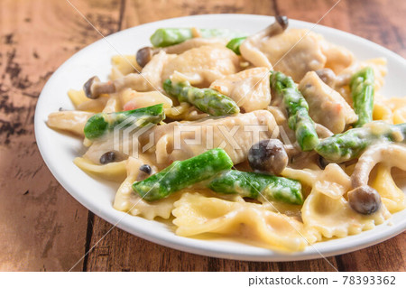 Chicken and asparagus cream pasta Chicken and asparagus cream pasta 78393362