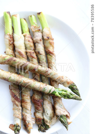 Juicy Hokkaido green asparagus wrapped in pork belly 78395586