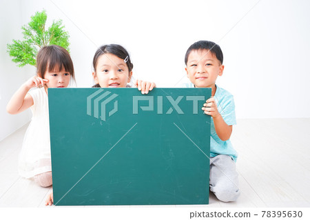Children with a message blackboard 78395630
