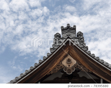 寺廟瓦屋頂和藍天 寺廟瓦屋頂和藍天 78395880