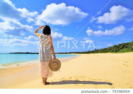 一名婦女在熱帶度假勝地海上 78396004