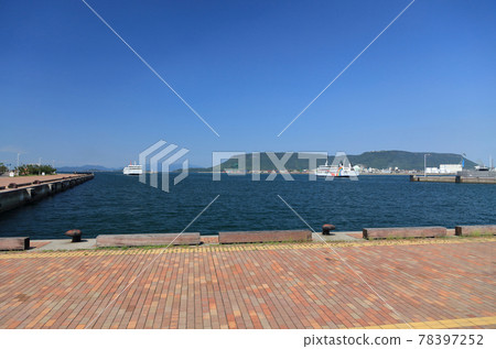 從Sunport高松海港長廊觀看進出高松港的渡輪 78397252