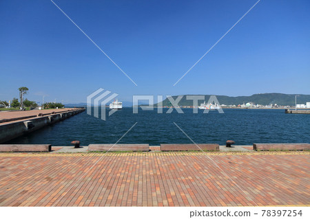 從Sunport高松海港長廊觀看進出高松港的渡輪 78397254