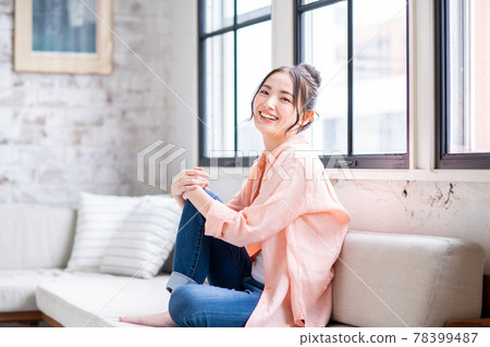 Young woman relaxing in the living room 78399487