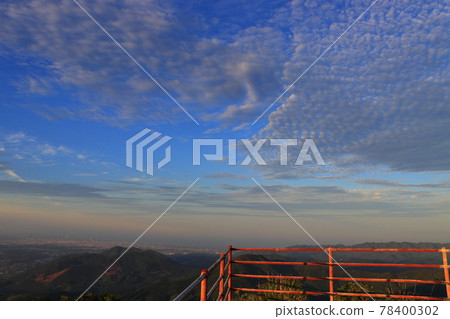 從東面的天空和黃昏的雲彩從 Wanitsuka 山頂的看法 78400302