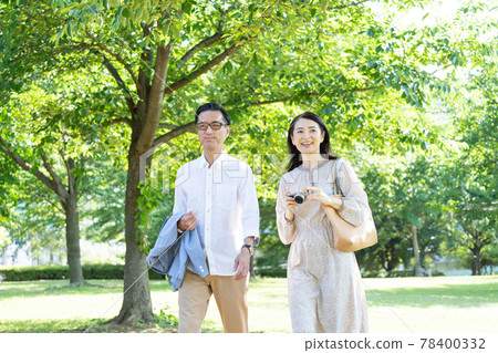Middle couple travel camera 78400332