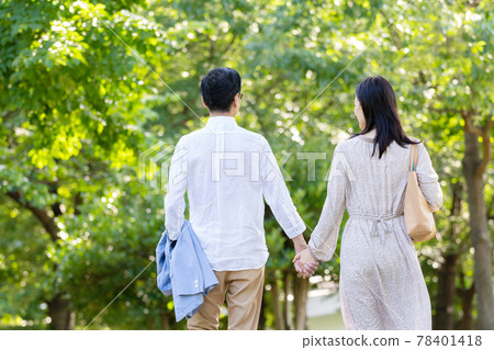 手拉手走中間的夫婦 78401418