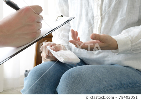 Woman giving explanation-Image of counseling, victim consultation, interview, medical examination, etc. 78402051