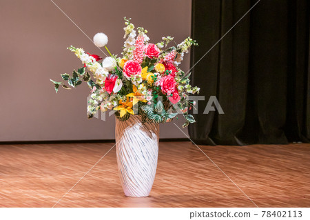 Vase on stage Vase on stage 78402113