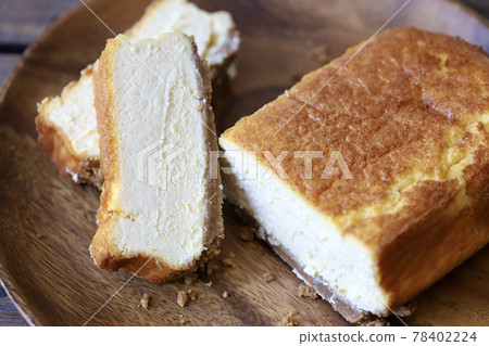 Cookie-bottom baked cheesecake made in a pound cake mold 78402224