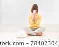 一位臉色痛苦的年輕女子坐在地板上，用紙巾擤鼻涕 78402304