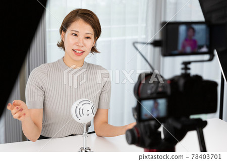 一個女人用單反相機拍攝視頻 78403701