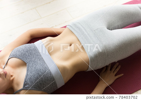 Constriction of a woman's torso 78403702