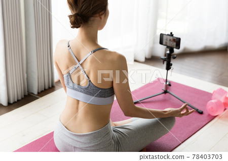 女人在做瑜伽在線 78403703