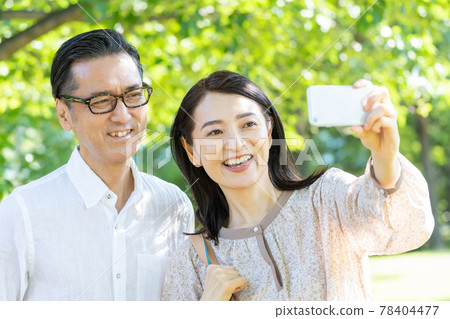 中間夫婦用智能手機自拍 78404477
