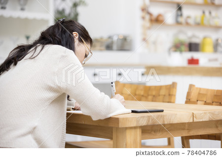 Middle woman filling out the form 78404786