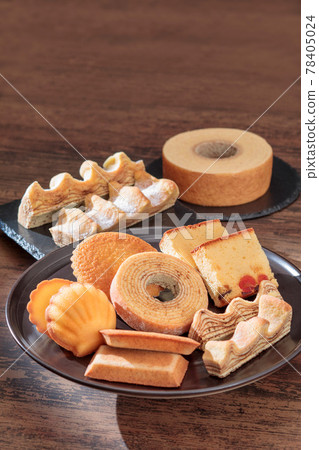 盤子上排列的各種烘焙食品 78405024