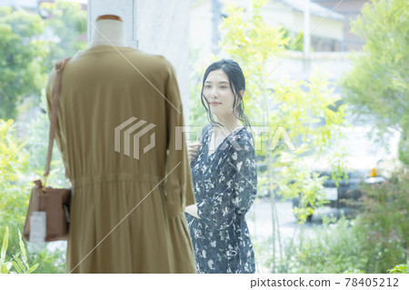 Woman window shopping 78405212