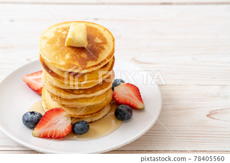 pancake with strawberries, blueberries and honey pancake with strawberries, blueberries and honey 78405560