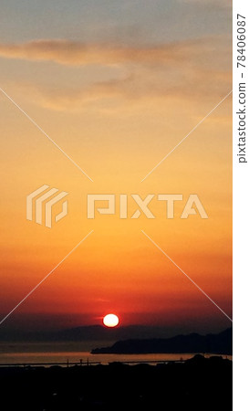 從愛媛縣松山城眺望瀨戶內海津和路島初夏的夕陽 [5月] 78406087