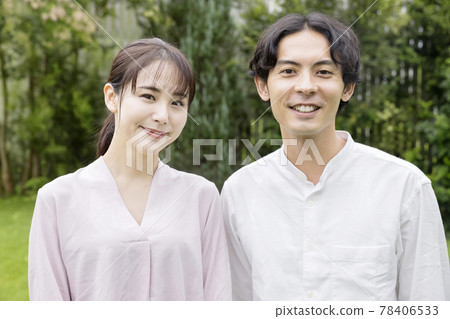 一對夫婦在戶外排隊的情侶形象 78406533