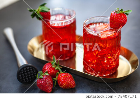 Red drink with ice and strawberry with leaves Red drink with ice and strawberry with leaves 78407171