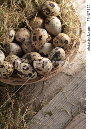Quail eggs on an old wooden table. 78407172