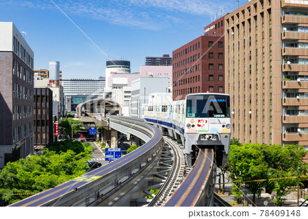 Kitakyushu Monorail running on Heiwa-dori in fine weather 78409148