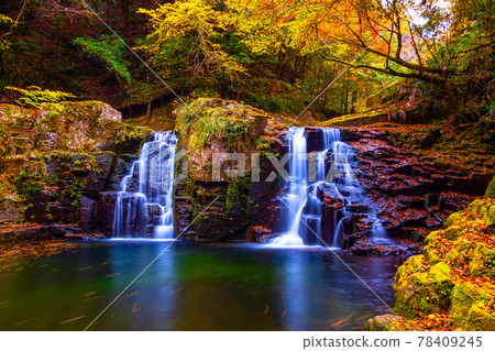 秋季赤目 48 瀑布 Katan Falls 78409245