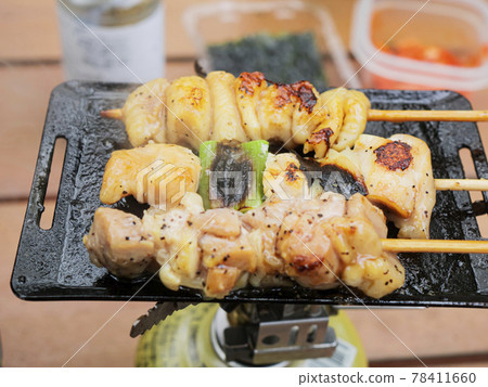 在山上的營地烹製的迷你鐵板燒肉[烤雞肉串] 78411660