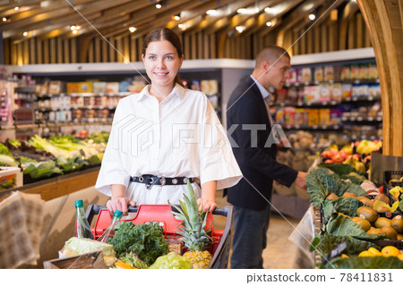 Portrait of a positive girl in the supermarket 78411831