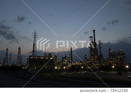 高聳在夜空中的鐵摩天大樓 高聳在夜空中的鐵摩天大樓 78412280