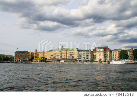 從瑞典斯德哥爾摩老城 (Gamla Stan) 一側看大酒店 78412518